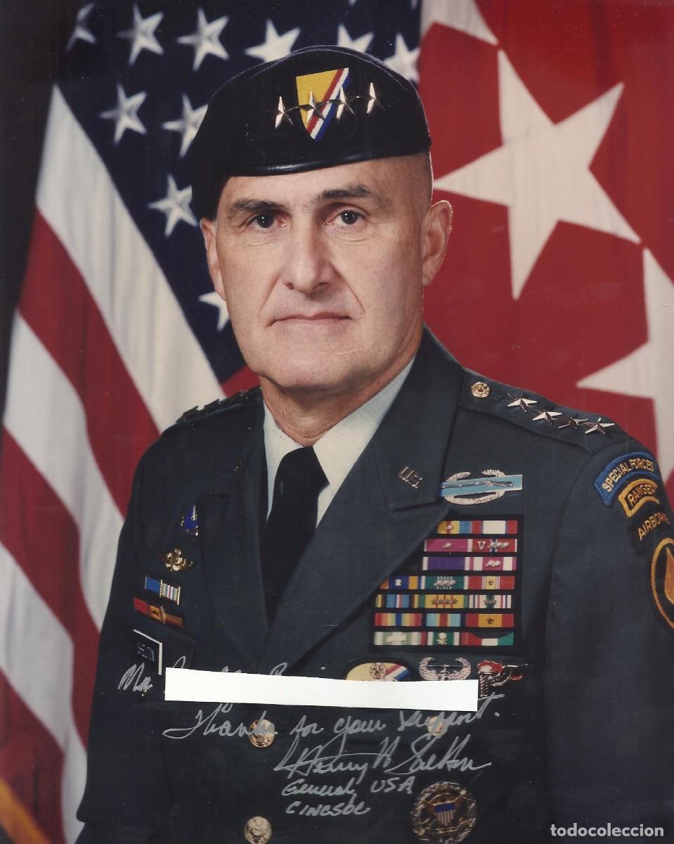 Fotograf&iacute;a antigua: Henry Hugh Shelton. Fotograf&iacute;a firmada y dedicada. General USA. Jefe Estado Mayor. 1997. 25,5x20 cm.