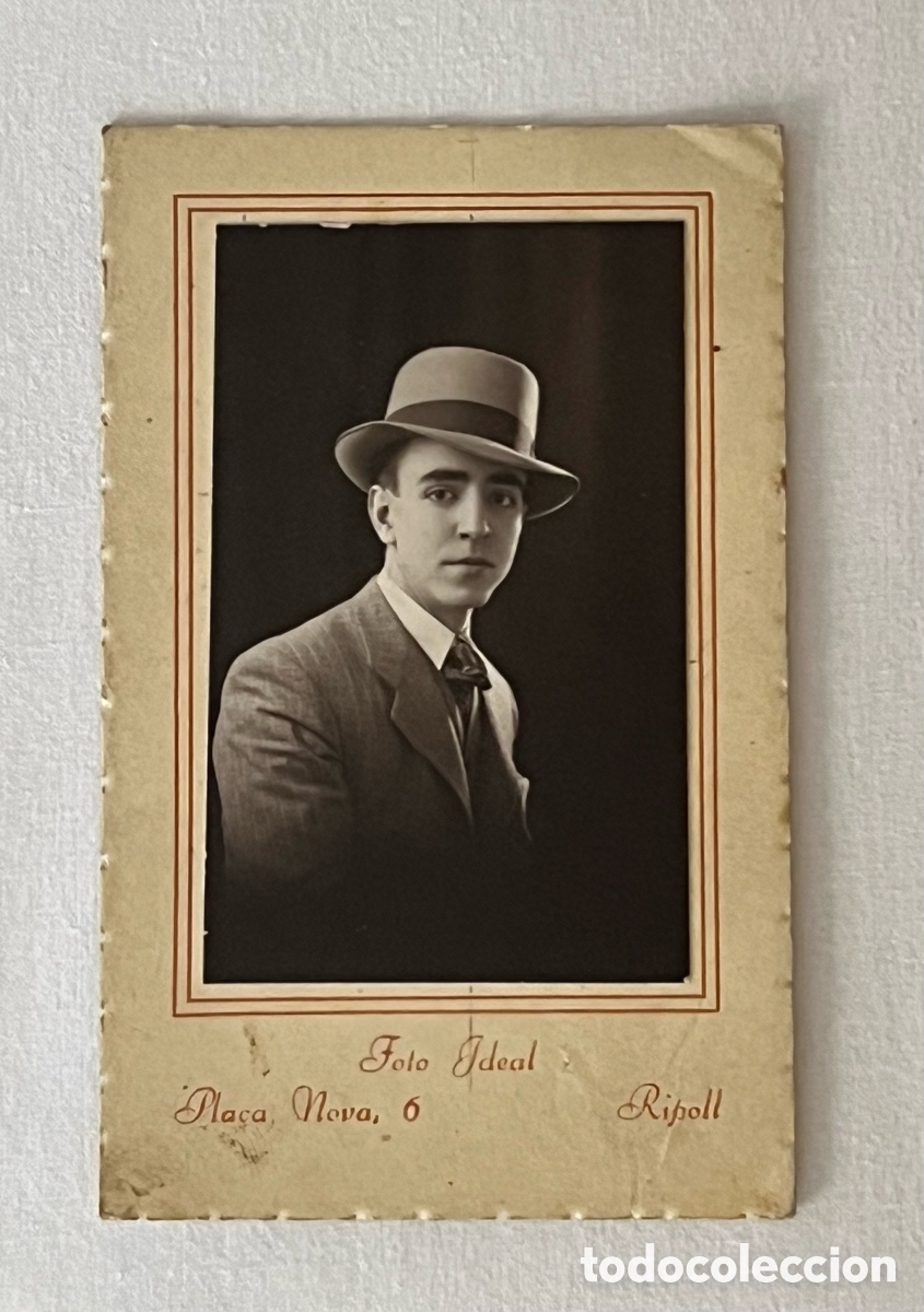 Fotograf&iacute;a antigua: RIPOLL (Gerona) Joven con Sombrero. Foto Ideal. Pla&ccedil;a Nova.. (h.1930?)