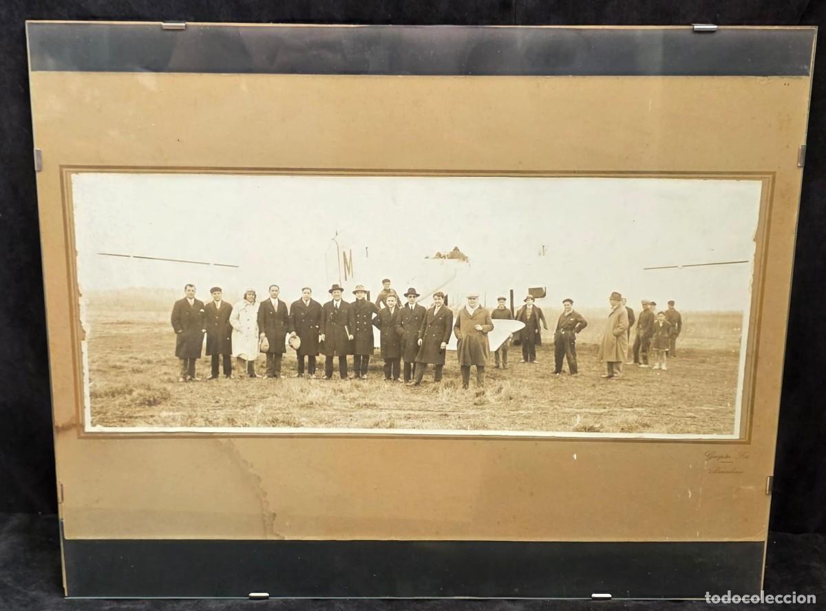 Fotograf&iacute;a antigua: Fotograf&iacute;a Panor&aacute;mica Original de Aviaci&oacute;n &ndash; Grupo junto a Avi&oacute;n Cl&aacute;sico &ndash; Gaspar Fot Barcelona
