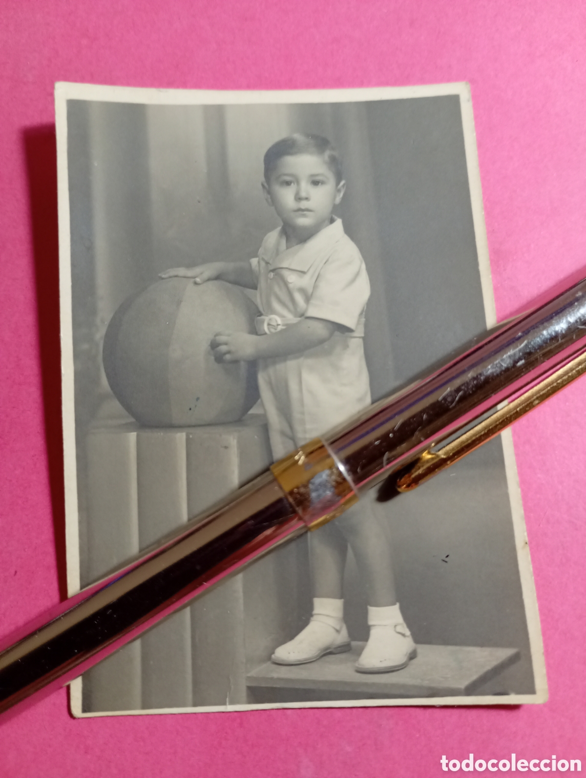 Fotograf&iacute;a antigua: NI&Ntilde;O DE UNOS 5/6 A&Ntilde;OS VESTIDO DE GALA JUNTO A COLUMNA T ESFERA B/N CTUBRE 1953