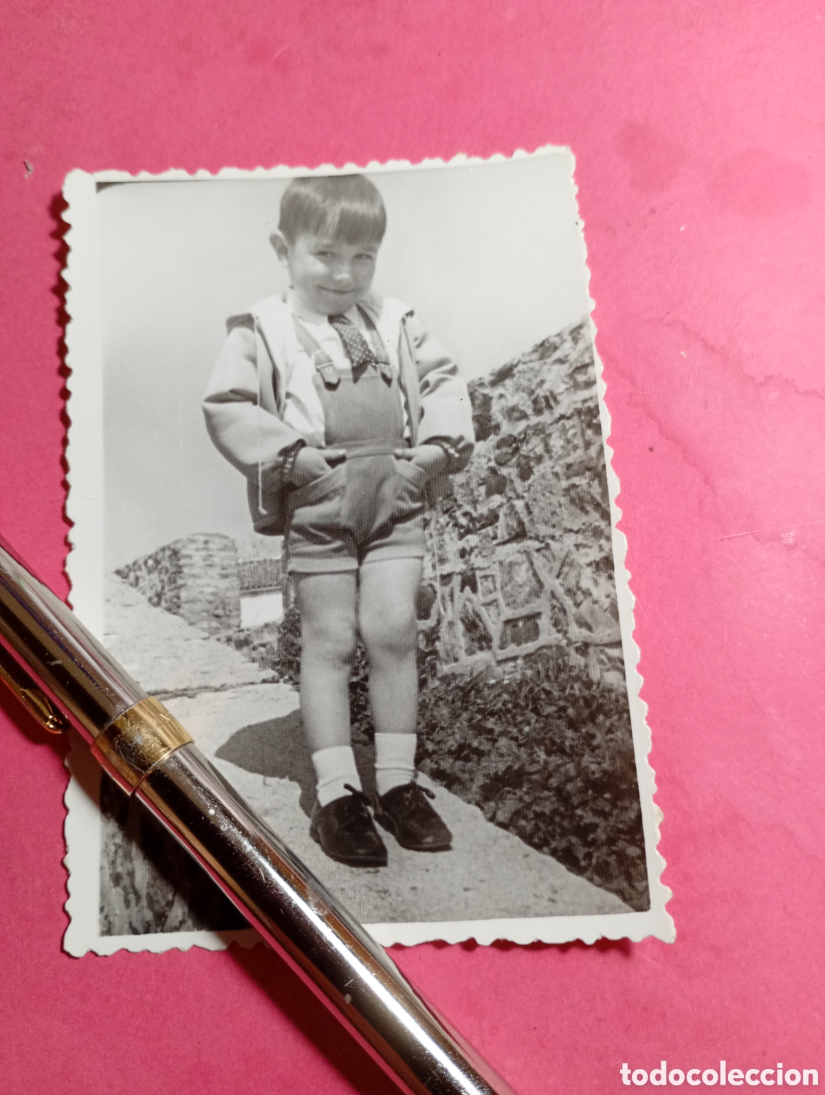 Fotograf&iacute;a antigua: ni&ntilde;o peque&ntilde;o 3/5 a&ntilde;os (dedicada alfonsito) de pie en la calle con manos en bolsillo dw pantal&oacute;n b/n