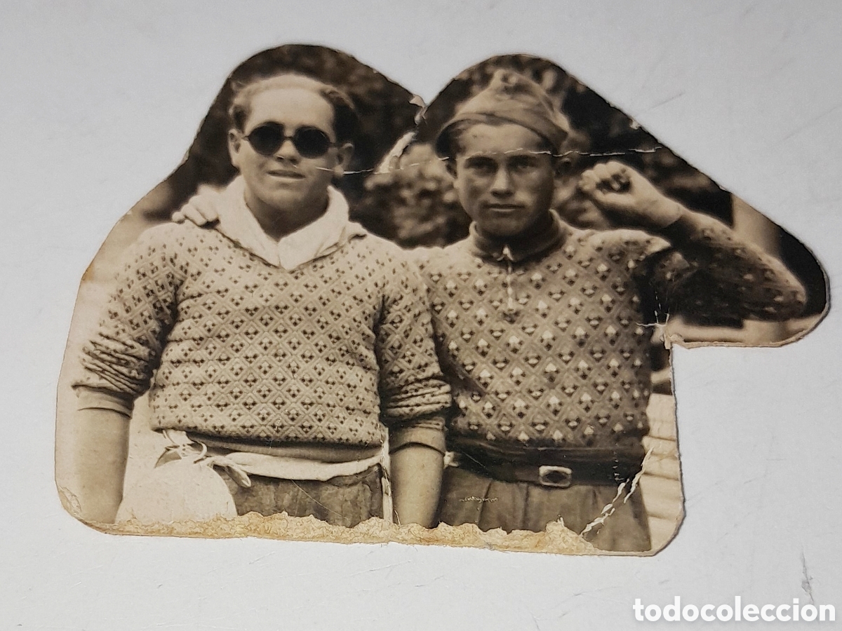 Fotograf&iacute;a antigua: Fotograf&iacute;a antigua de dos j&oacute;venes con jerseis hechos de lana con muestras