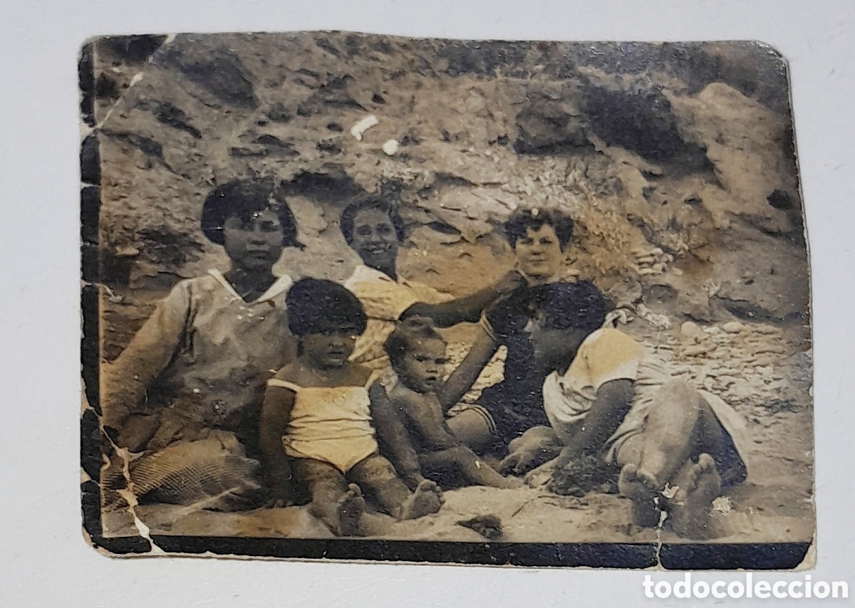Fotograf&iacute;a antigua: Antigua fotograf&iacute;a puede estar hecha en la playa o en el campo sobre los a&ntilde;os 50- 4,50 x3x50 cent&iacute;me