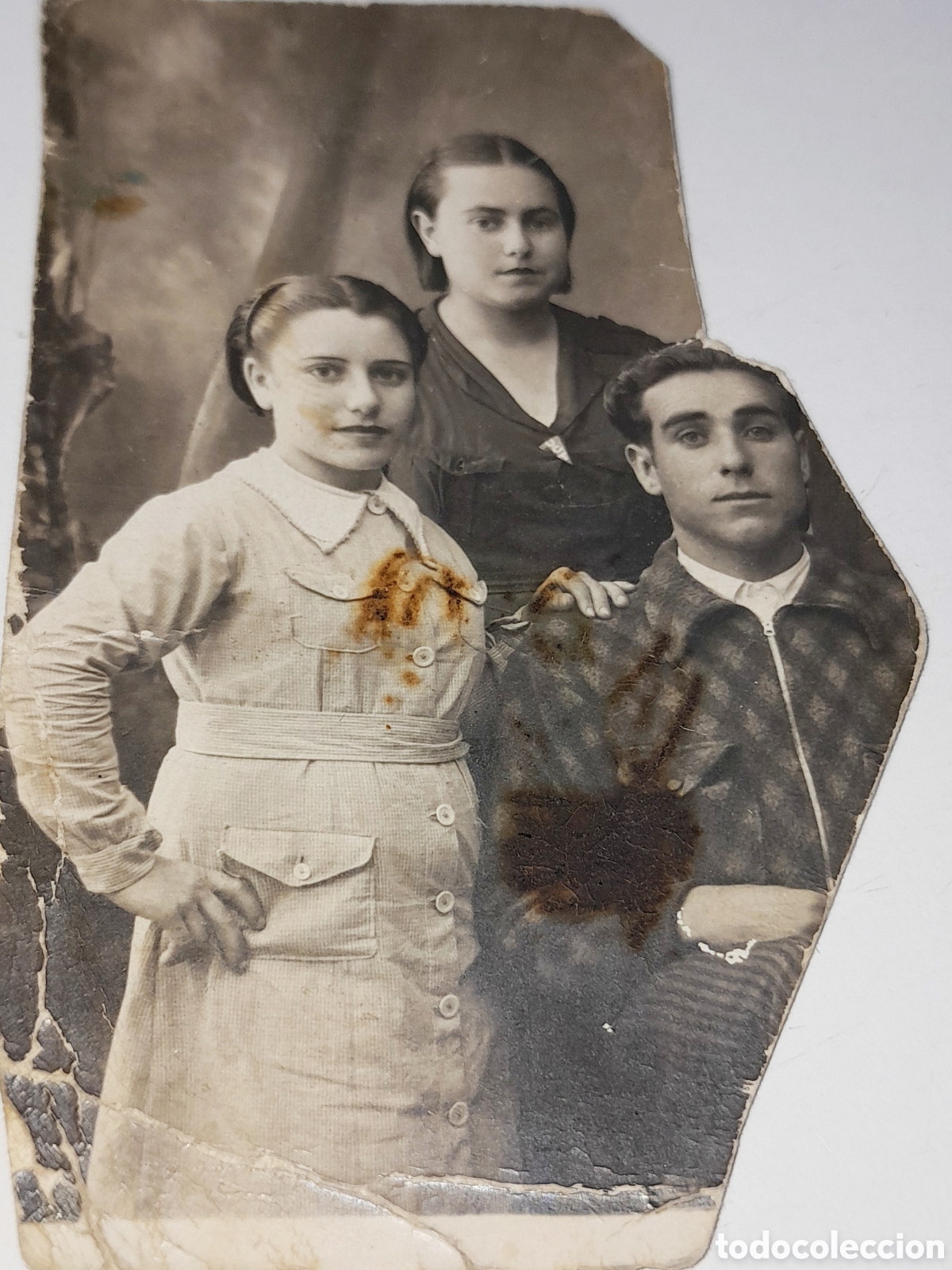 Fotograf&iacute;a antigua: Fotograf&iacute;a de dos mujeres j&oacute;venes nacidas alrededor del 1920 y el hombre nacido en esos a&ntilde;os aproxim