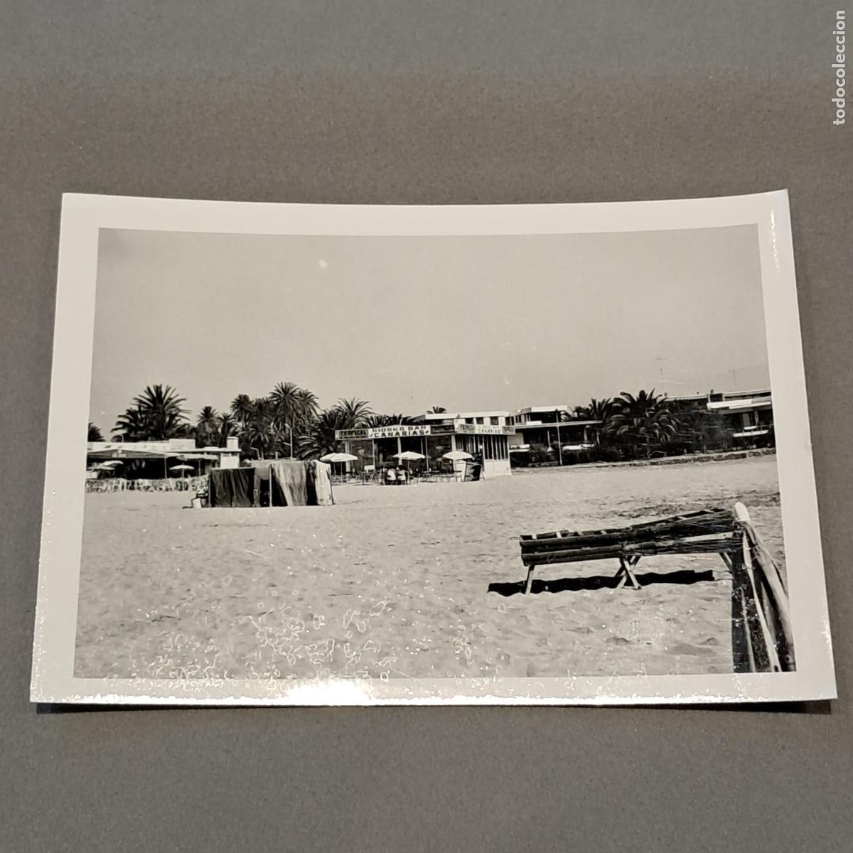 Fotograf&iacute;a antigua: Antigua fotograf&iacute;a. Gran Canaria. A&ntilde;os 70. Kiosko Bar Canarias, Playa del Ingl&eacute;s, Cerveza Tropical