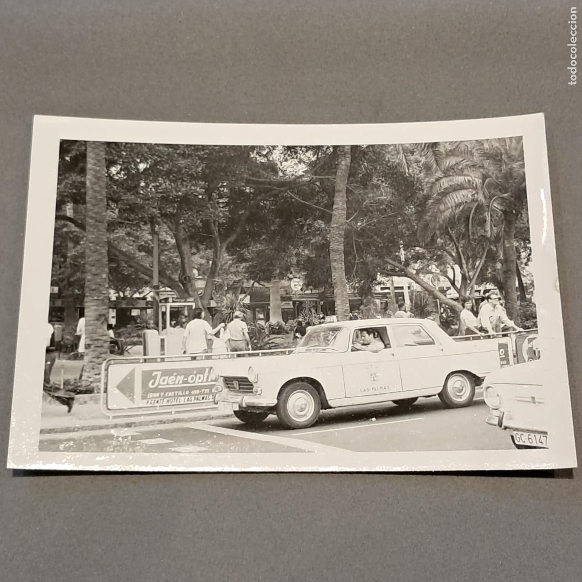 Fotograf&iacute;a antigua: Antigua fotograf&iacute;a. Gran Canaria. A&ntilde;os 70. Peugeot 404 Berlina, Taxi de Las Palmas.