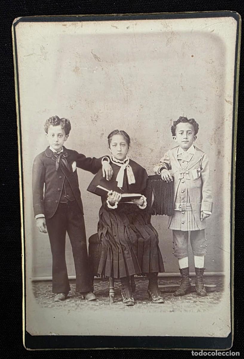 Fotograf&iacute;a antigua: P.1104 Fotograf&iacute;a Antigua Escolar de Tres Ni&ntilde;os &ndash; Retrato de Estudio con Libro &ndash; Cabinet Photo