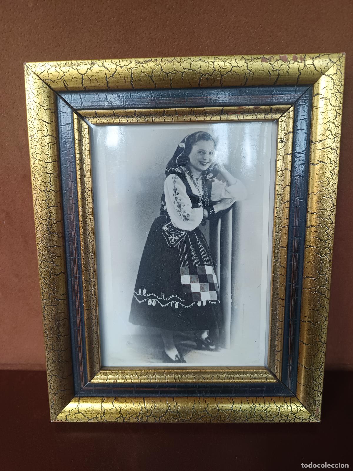 Fotograf&iacute;a antigua: CUADRO CON FOTOGRAFIA DE MUJER TRAJE TIPICO, FOLKLORE, GALICIA, 24X 19 CM.