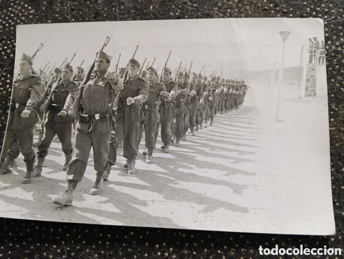 Fotograf&iacute;a antigua: Fotograf&iacute;a de militares en la jura de bandera en 1956 en Corralejo (Fuerteventura) pero pone C&oacute;rdoba