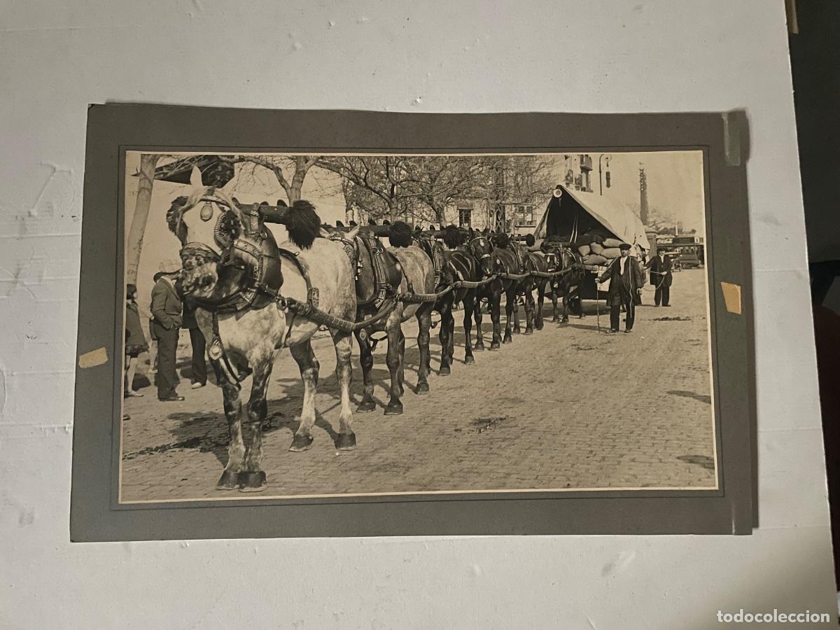 Fotograf&iacute;a antigua: BARCELONA - ANTIGUA FOTOGRAFIA A&Ntilde;OS 20/30 - FESTA DELS TRES TOMBS MONTADA SOBRE CARTULINA DE EPOCA