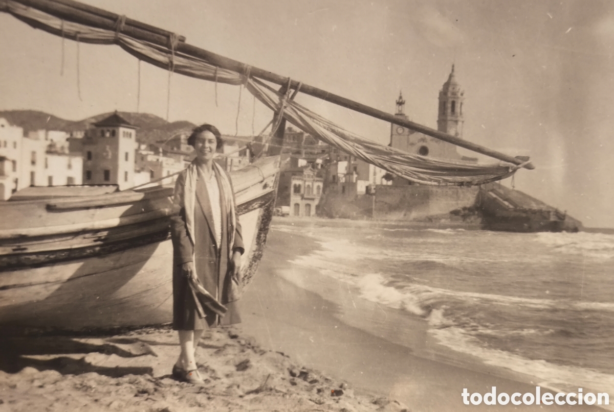 Fotograf&iacute;a antigua: SITGES PLATJA MUJER JUNTO A UNA BARCA DE PESCA FOTOGRAF&Iacute;A C. 1925
