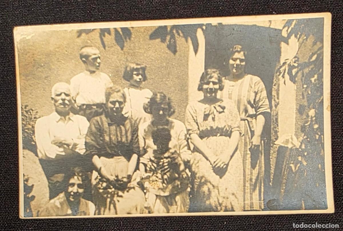 Fotograf&iacute;a antigua: P.1141 Fotograf&iacute;a Antigua Familiar en Patio Exterior &ndash; Retrato de Familia Multigeneracional