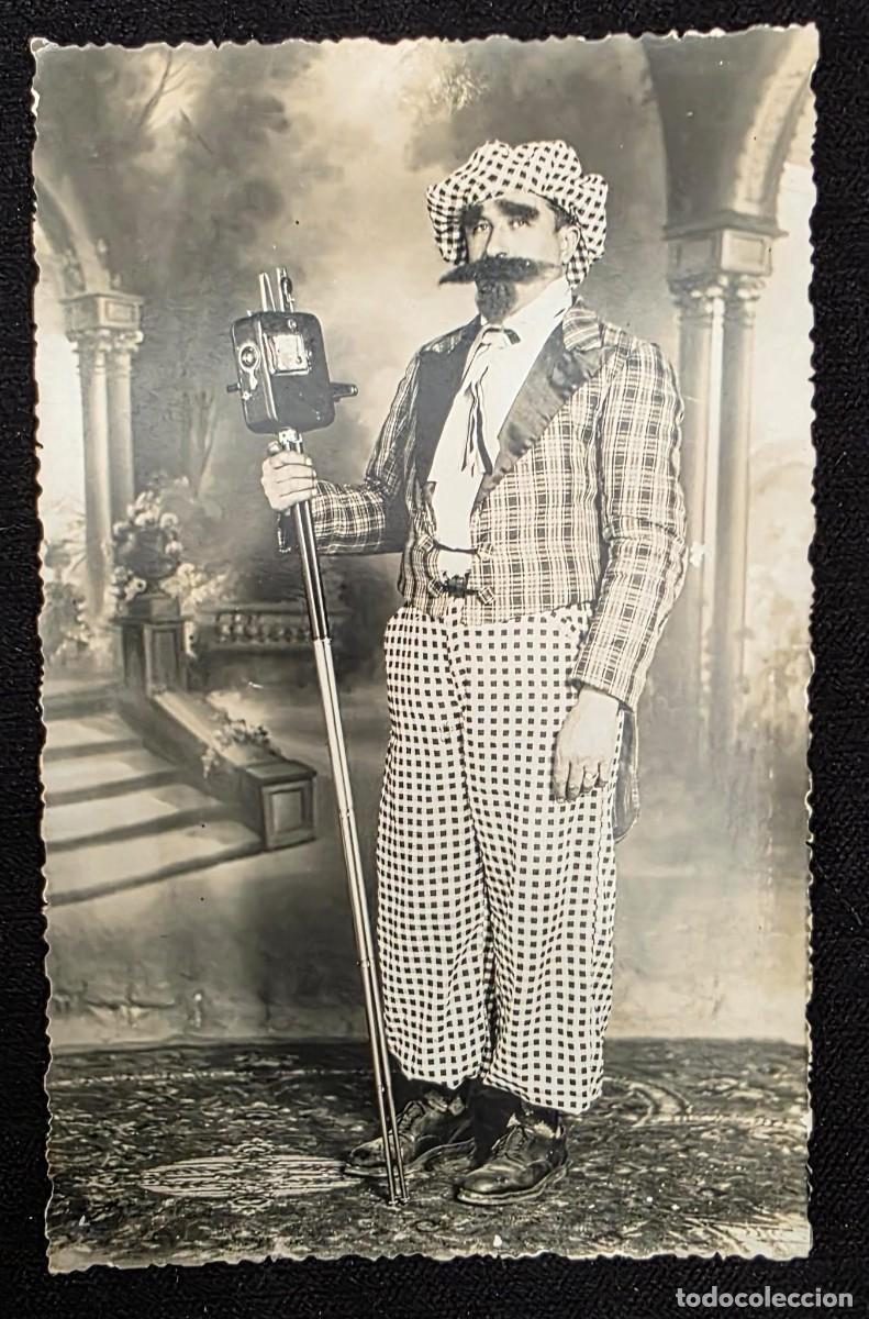 Fotograf&iacute;a antigua: P.1143 Fotograf&iacute;a Antigua de Hombre Disfrazado con C&aacute;mara de Cine &ndash; Retrato Humor&iacute;stico