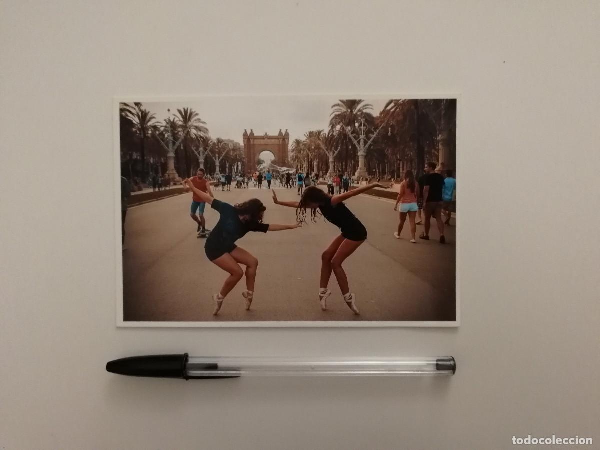 Fotograf&iacute;a antigua: FOTO -10*15- 2 CHICAS BAILANDO - BALLET - DELANTE DEL ARCO DE TRIUNFO - BARCELONA ESPA&Ntilde;A