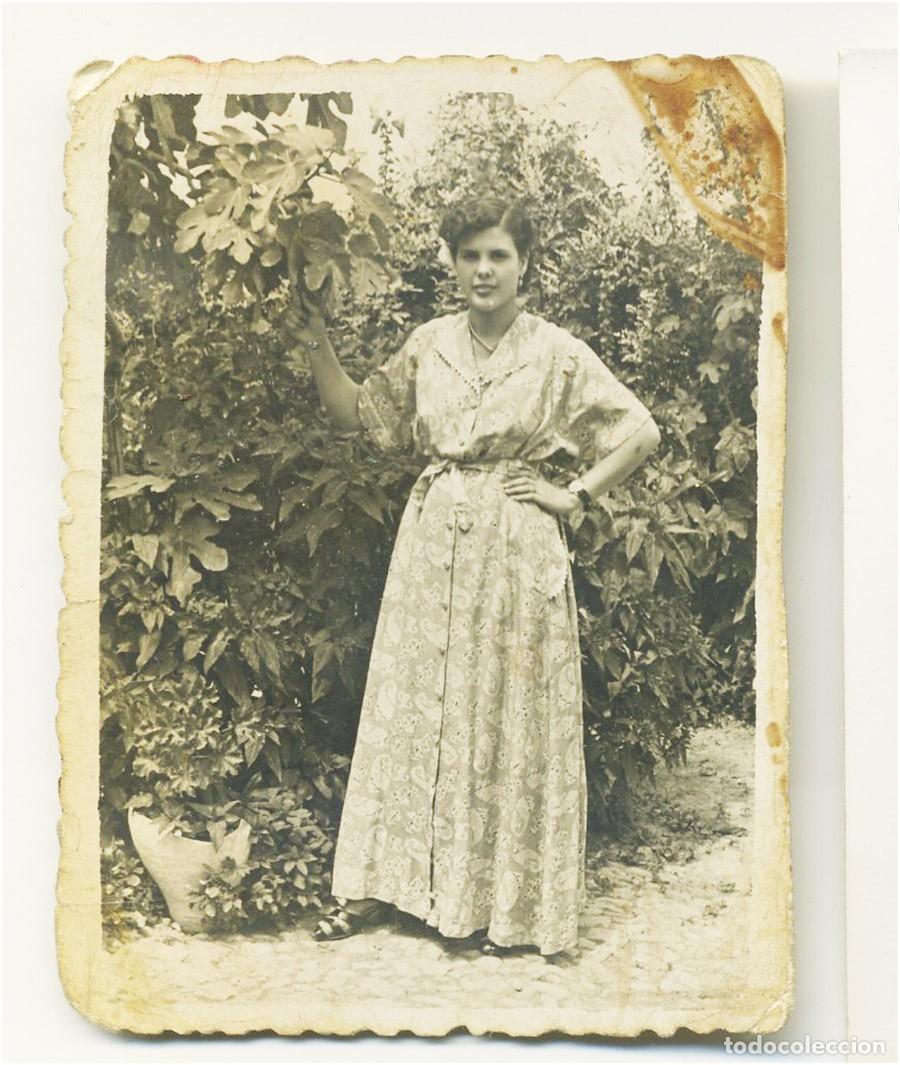 Fotograf&iacute;a antigua: A&Ntilde;OS 40 MUJER EN JARDIN CON TRAJE LARGO DE FLORES