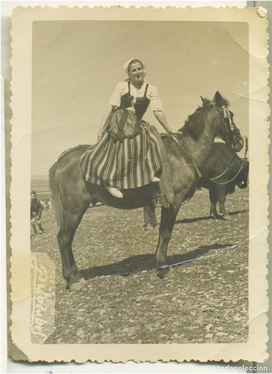 Fotograf&iacute;a antigua: FIESTA DE SAN ISIDRO 1951 MUJER CON TRAJE REGIONAL A CABALLO