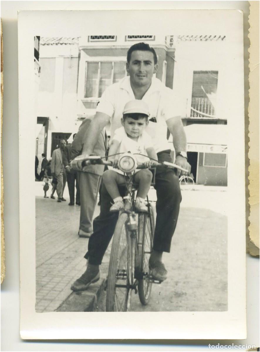 Fotograf&iacute;a antigua: HOMBRE Y NI&Ntilde;O EN BICICLETA CON FARO Y DINAMO
