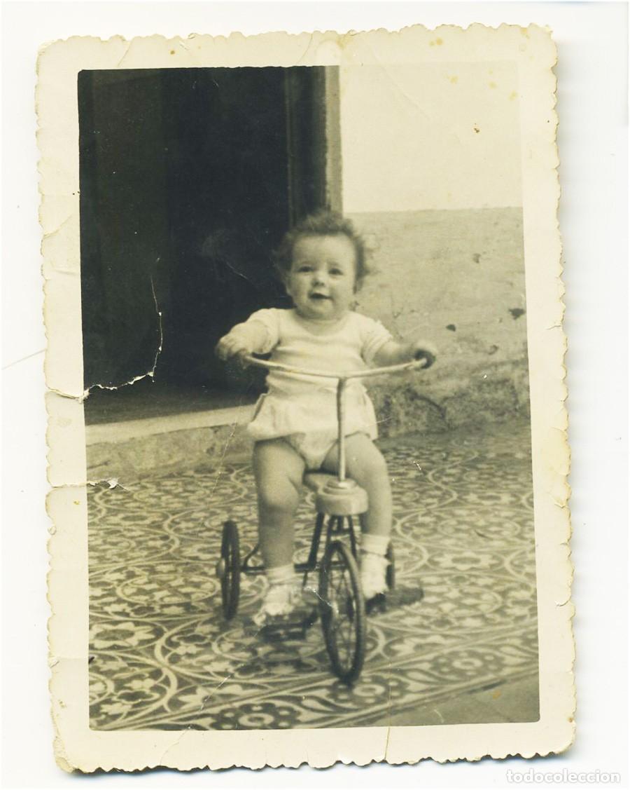 Fotograf&iacute;a antigua: A&Ntilde;OS 60 NINO CON TRICICLO DE PEDALES