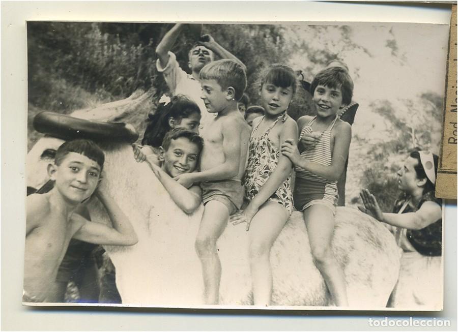 Fotograf&iacute;a antigua: NI&Ntilde;OS JUGANDO CON BURRO HOMBRE BEBIENDO EN BOTA