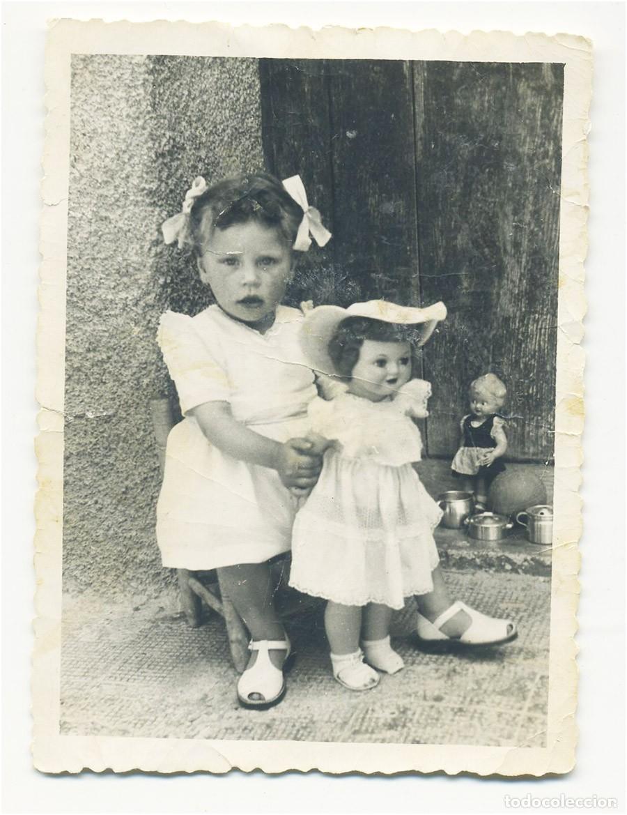 Fotograf&iacute;a antigua: ANTIGUA FOTOGRAFIA NI&Ntilde;A CON LAZOS MU&Ntilde;ECA MARIQUITA PEREZ Y JUGETES COCINA METAL