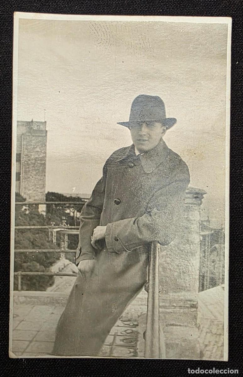 Fotograf&iacute;a antigua: P.1144 Antigua Fotograf&iacute;a Postal Original de Caballero con Gabardina y Sombrero &ndash; Retrato Urbano