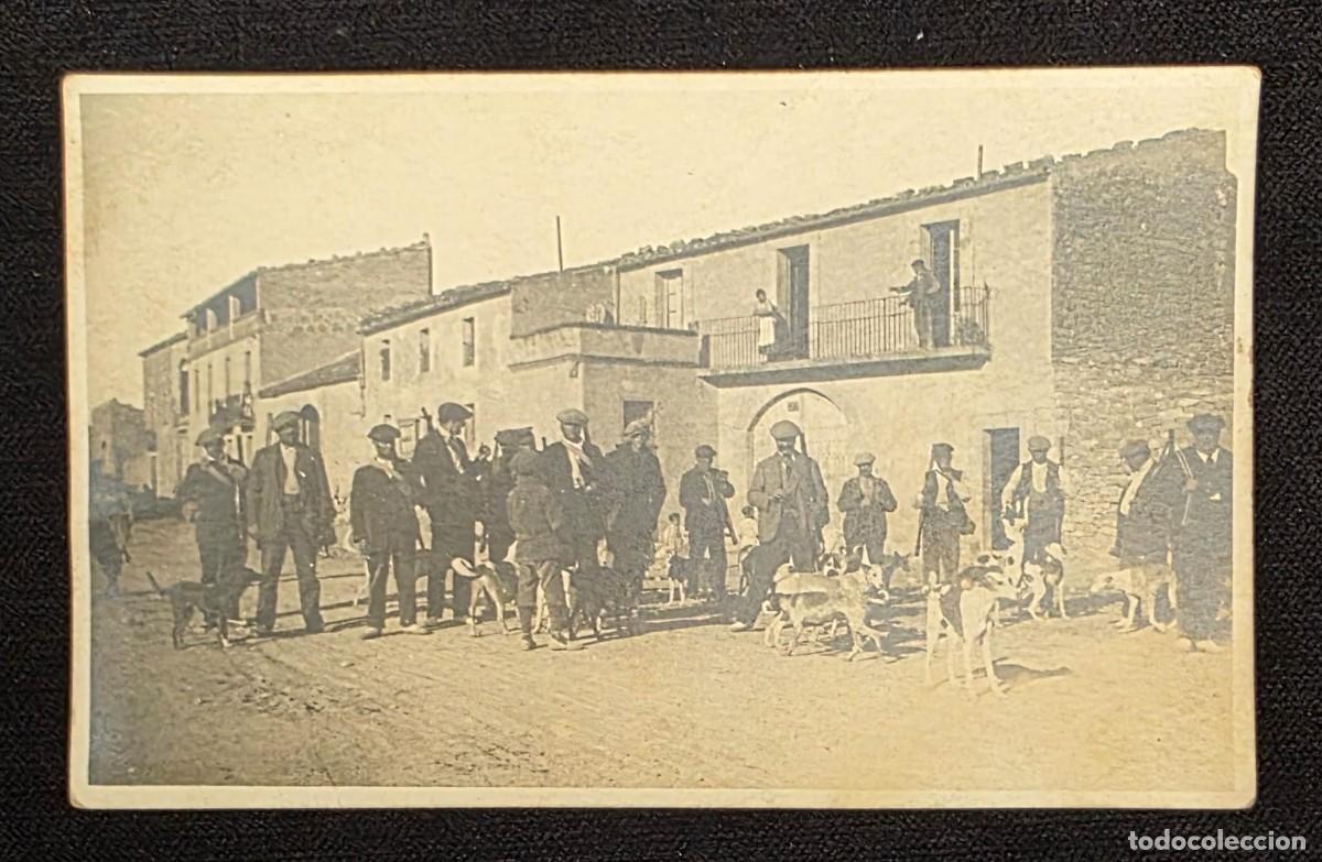 Fotograf&iacute;a antigua: P.1145 Antigua Fotograf&iacute;a Postal Original de Cacer&iacute;a con Perros y Cazadores en Pueblo Rural
