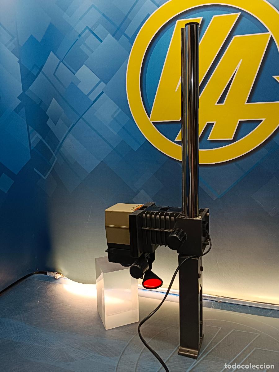 Fotograf&iacute;a antigua: ampliadora durst b30, sin soporte o mesa de madera, funcionando