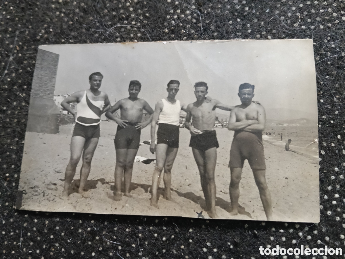 Fotograf&iacute;a antigua: Fotograf&iacute;a del 10 de julio de 1929 en la playa de Badalona, Agust&iacute;, mide 10 x 6,5 cm.