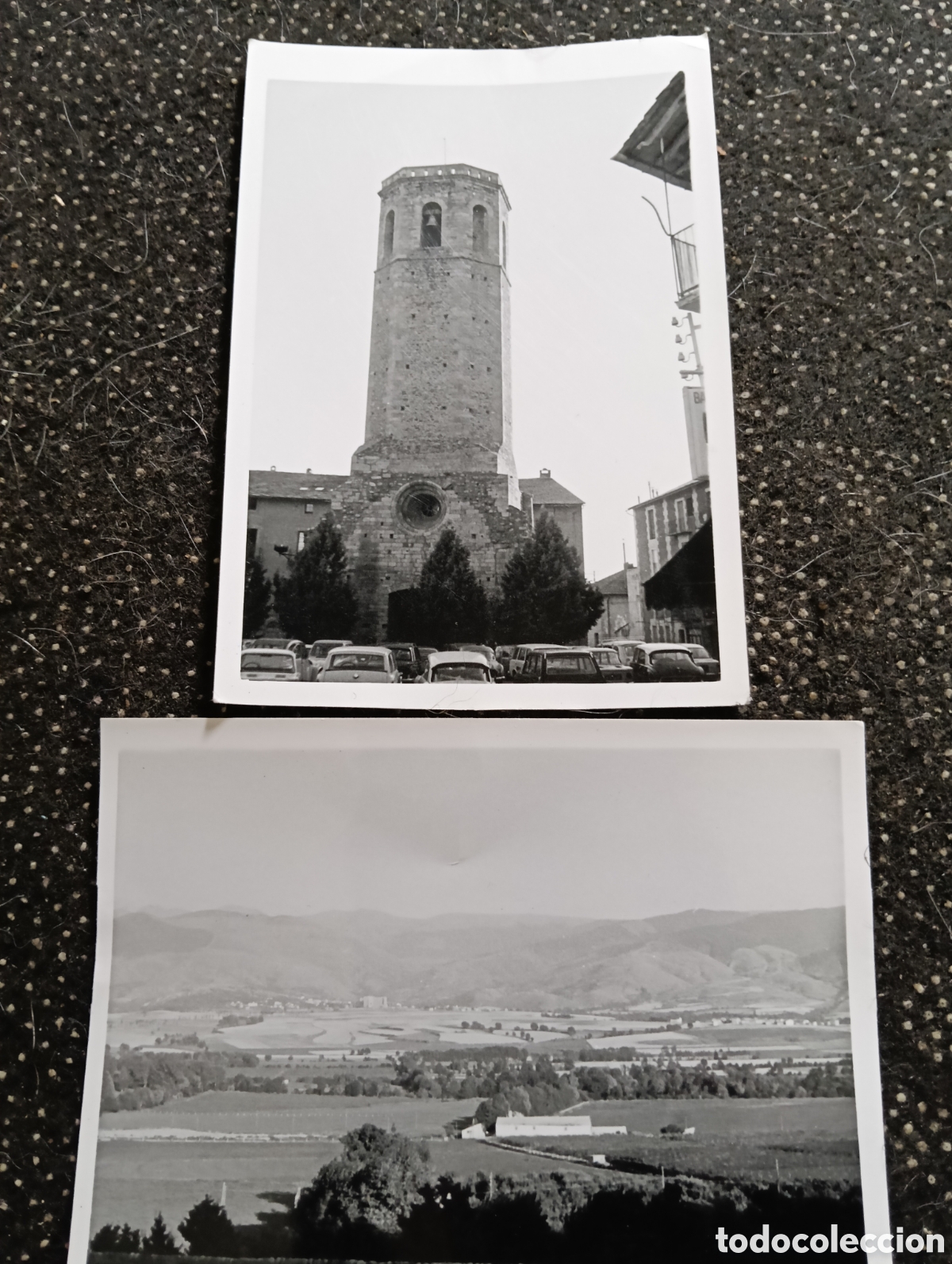Fotograf&iacute;a antigua: 1970 Dos fotograf&iacute;as de Puigcerda, una de las torres de la iglesia y la otra una vista general.