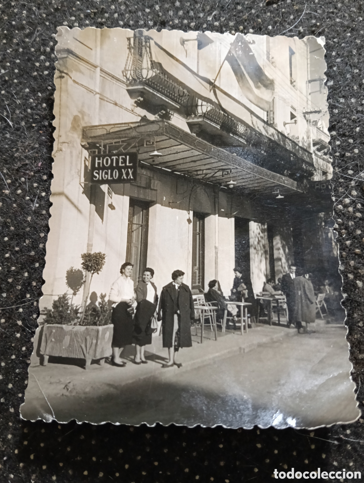 Fotograf&iacute;a antigua: 1933 Fotograf&iacute;a de la fachada y la acera del Hotel Siglo XX situado en la localidad de Tremp,