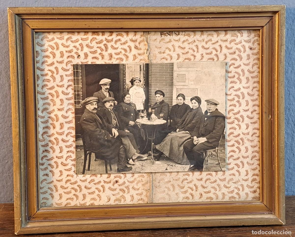 Fotograf&iacute;a antigua: Fotograf&iacute;a antigua grupo en caf&eacute;, ca. 1910&ndash;1920
