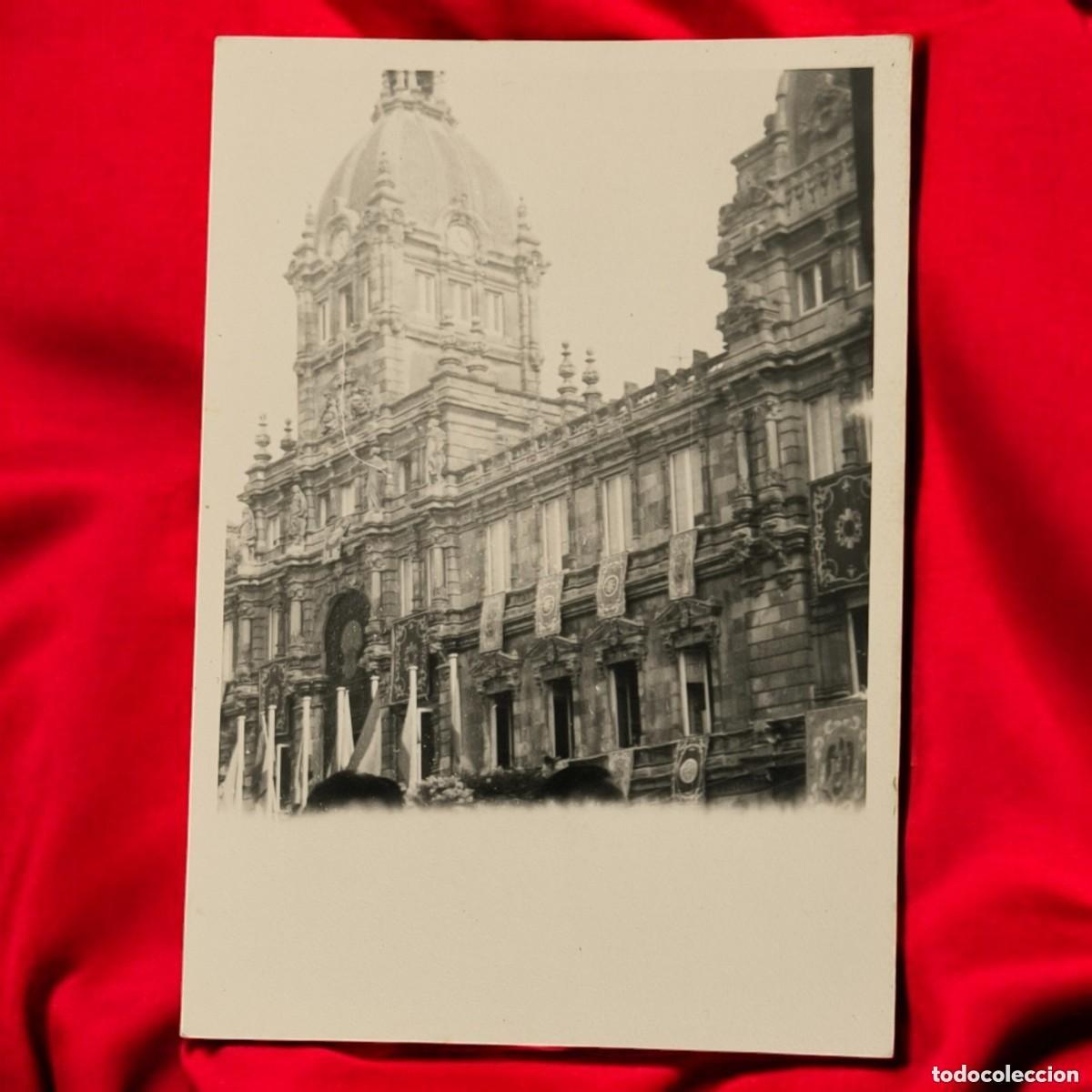 Fotograf&iacute;a antigua: FOTOGRAF&Iacute;A ANTIGUA &mdash; FACHADA BARROCA CON ESTANDARTES &middot; MEDIADOS S. XX