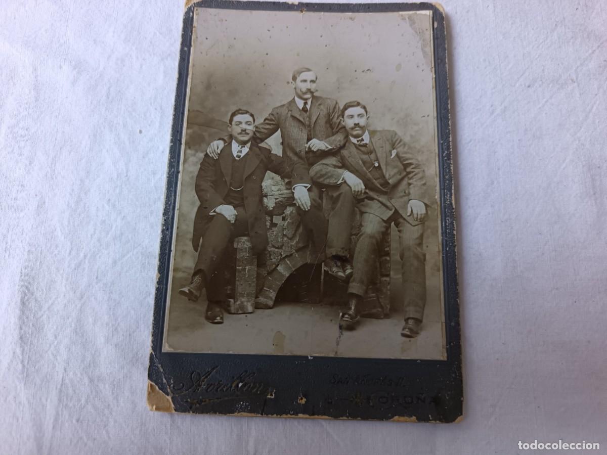 Fotograf&iacute;a antigua: Antigua Fotograf&iacute;a de tres hombres con bigote y trajes, fot. Jos&eacute; Avrill&oacute;n, Coru&ntilde;a