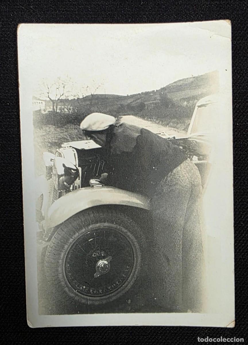 Fotograf&iacute;a antigua: Fotograf&iacute;a Antigua Coche Cl&aacute;sico Reparaci&oacute;n Mec&aacute;nico Trabajando Motor Vintage 9 &times; 6 cm