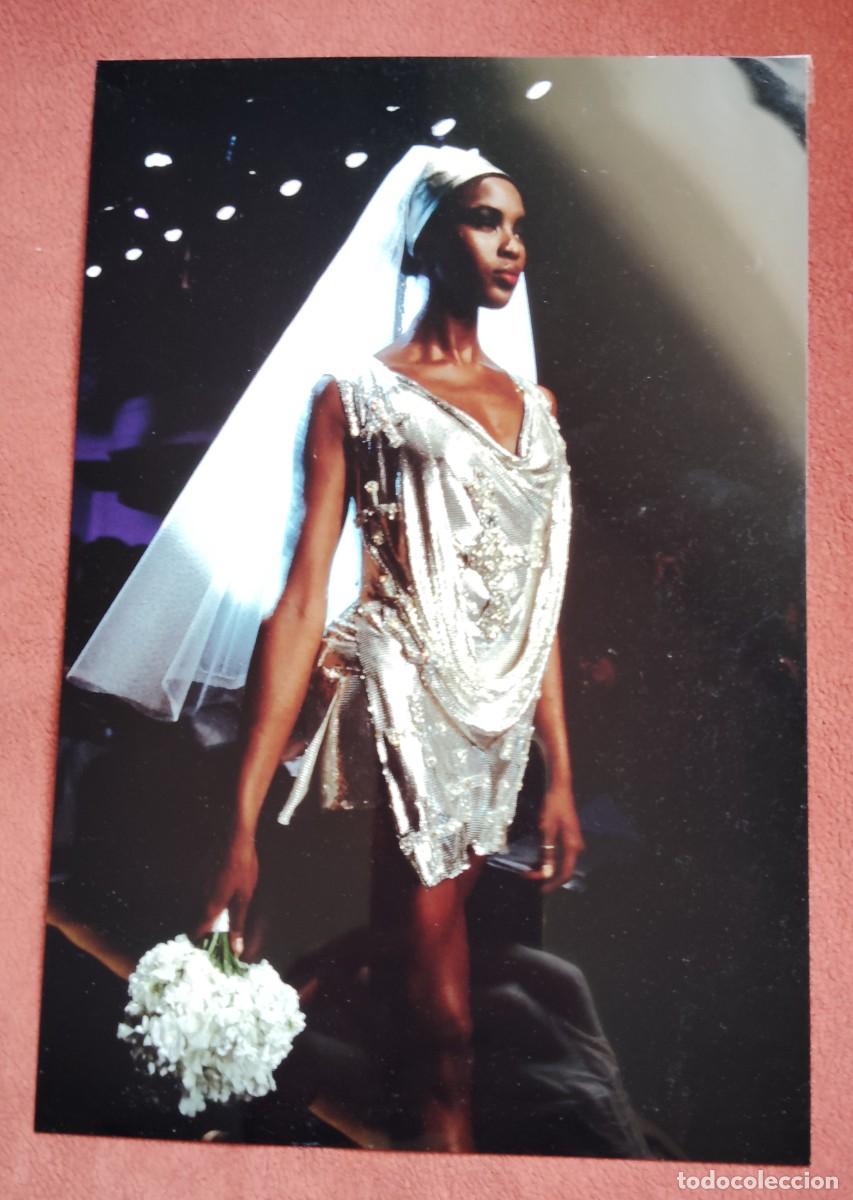 Fotograf&iacute;a antigua: NAOMI CAMPBELL.A&Ntilde;OS 90. . DESFILE VERSACE .ENVIO INCLUIDO.