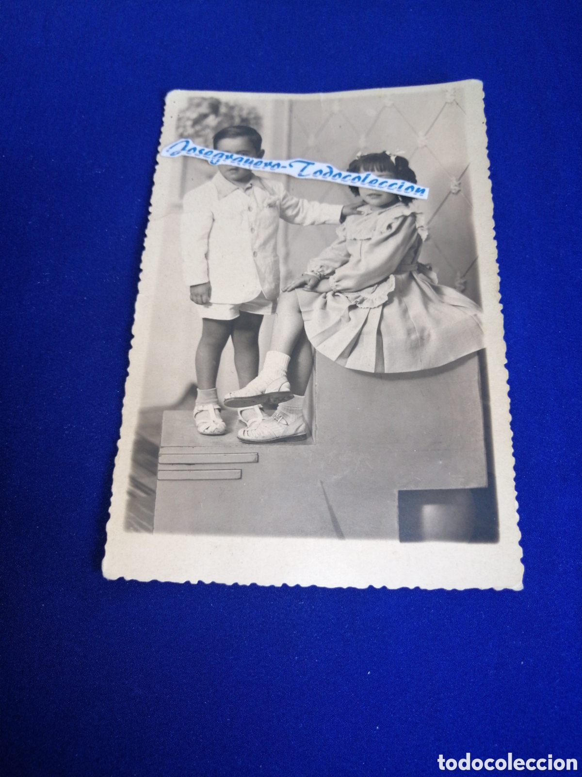 Fotograf&iacute;a antigua: NI&Ntilde;OS MODELOS POSANDO A&Ntilde;O 1945 SELLO FOTOGR&Aacute;FICO FOTOS LLORENS FOTOGRAF&Iacute;A ANTIGUA SIGLO PASADO