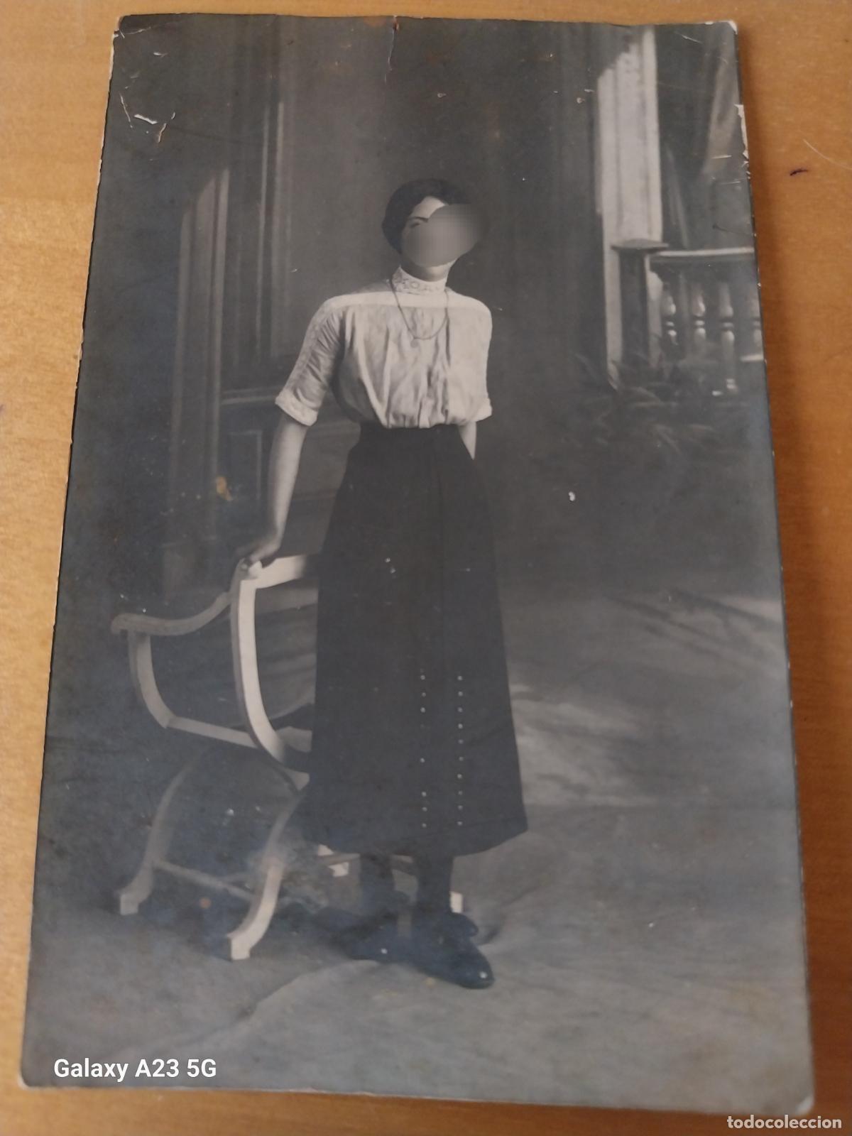 Fotograf&iacute;a antigua: MUCHACHA APOYADA EN SILLA MODERNISMO FOTO POSTAL ORIGINAL ANTIGUA