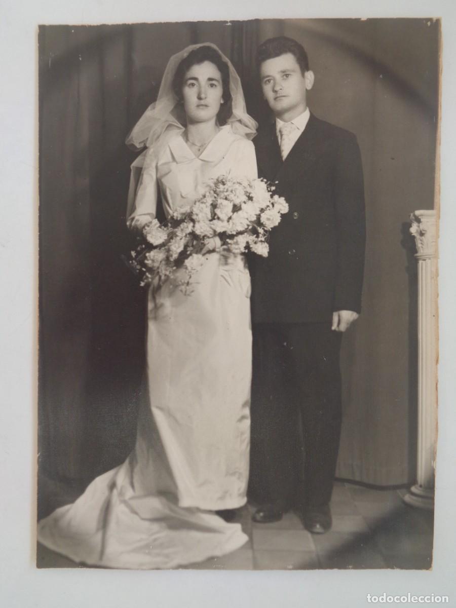 Fotograf&iacute;a antigua: PRECIOSA FOTO DE ESTUDIO DE BODA : NOVIOS POSANDO ........ 12,5 X 17,5 CM