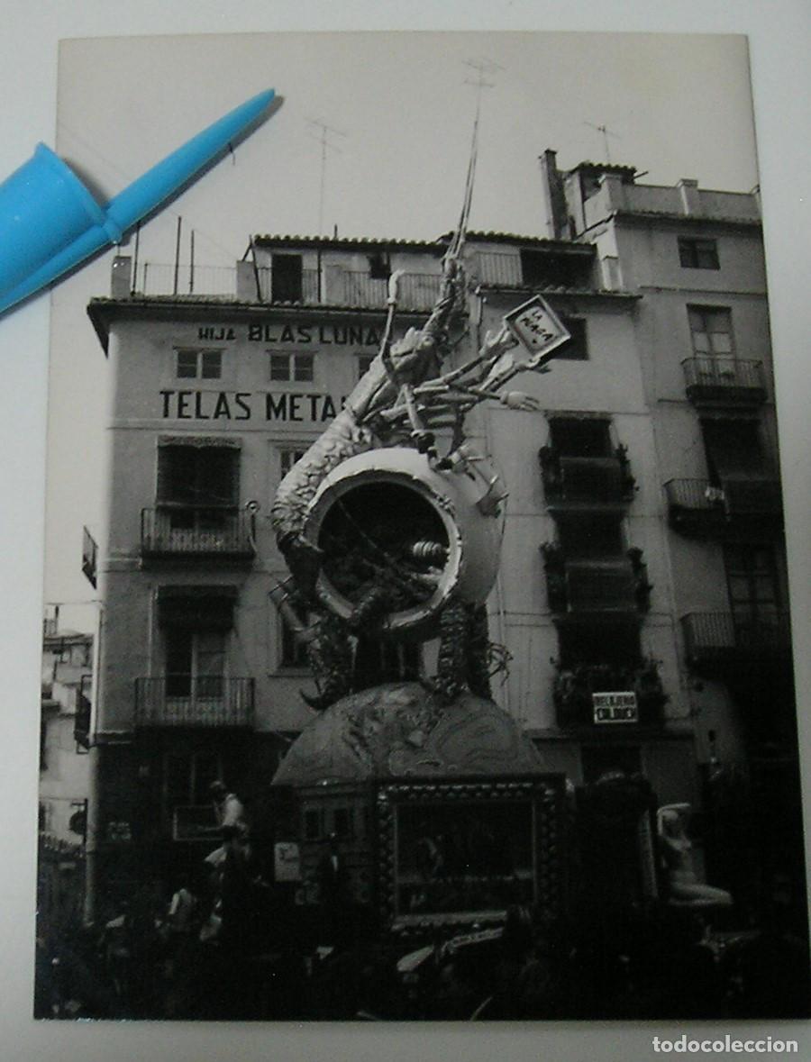 Fotograf&iacute;a antigua: FALLA FALLAS DE VALENCIA FOTO FOTOGRAFIA FALLA PLAZA EL COLLAO 1964 DETALLES DE LA FALLA (26-8)