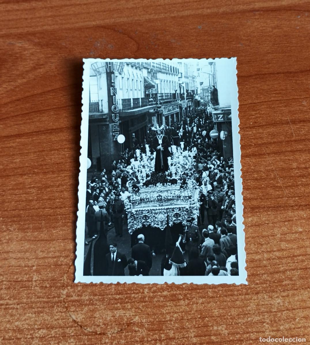 Fotograf&iacute;a antigua: Antigua fotograf&iacute;a - Paso de Cristo de Hermandad de Santa Genoveva - Semana Santa Sevilla - A&ntilde;o 1960