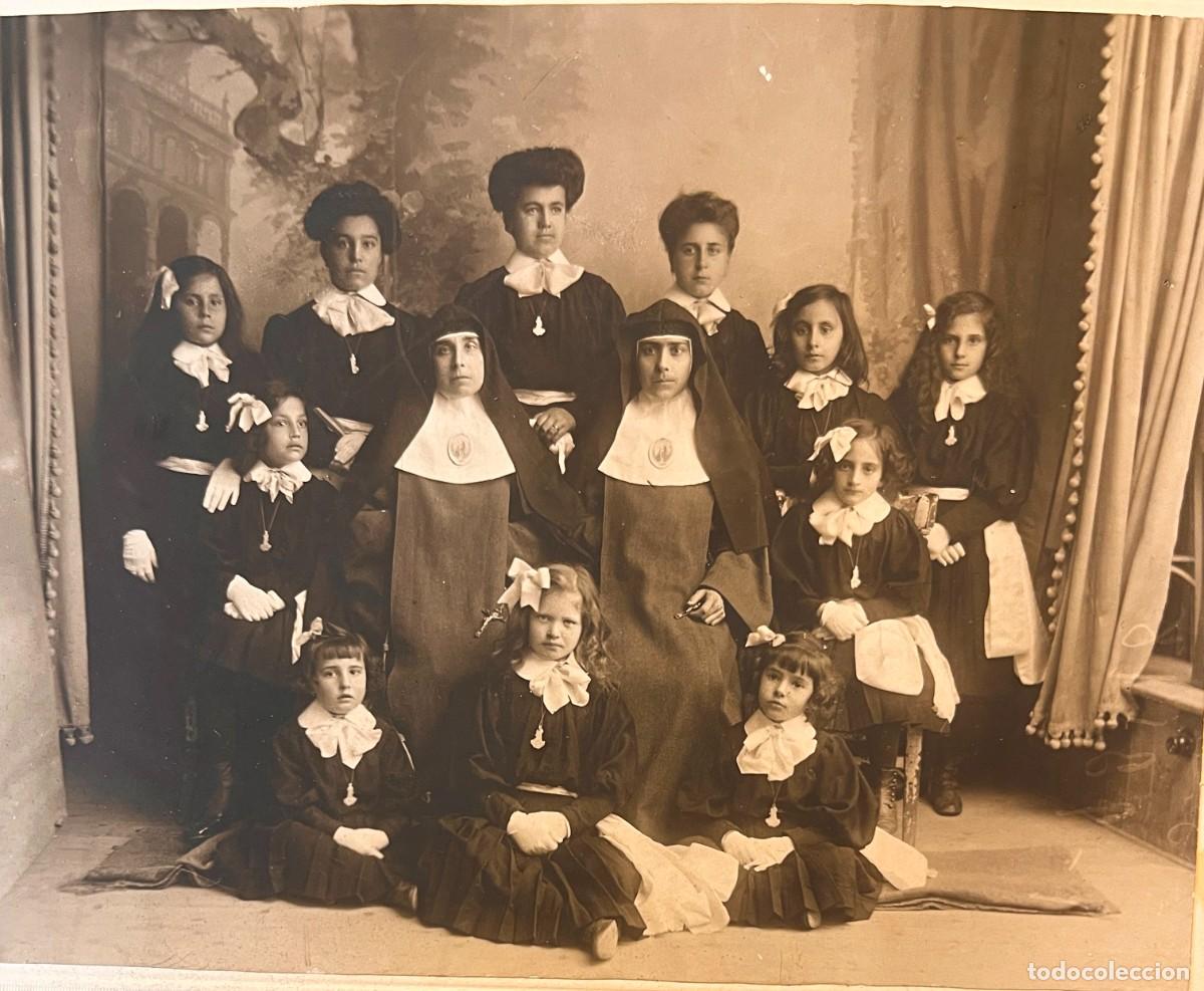 Fotograf&iacute;a antigua: ANTIGUA FOTOGRAFIA DE CLASE ESCOLAR DE NI&Ntilde;AS CON DOS MONJAS PROFESORAS, MIDE TODO INCLUIDO EL PASPAR