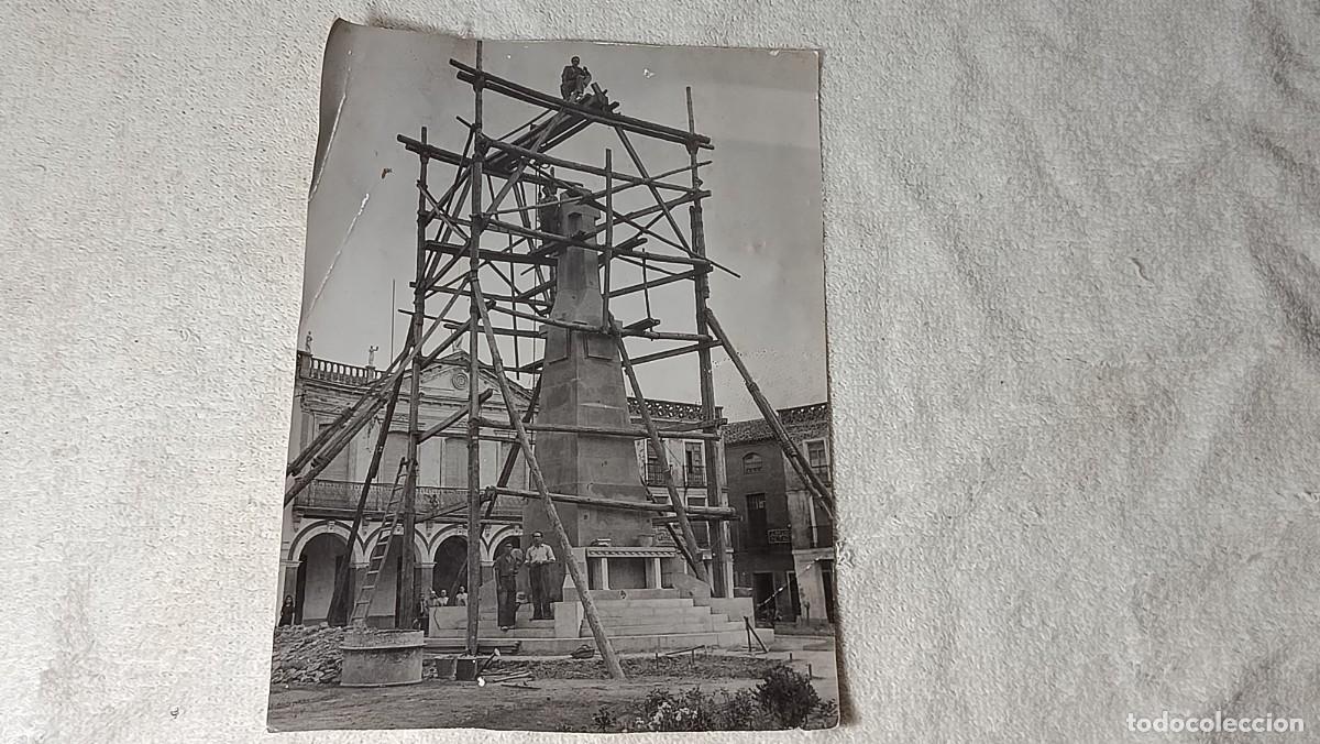 Fotograf&iacute;a antigua: ANTIGUA FOTOGRAFIA CONSTRUCCION MONUMENTO A LOS CAIDOS PLAZA JOSE ANTONIO MANZANARES A&Ntilde;O 1945