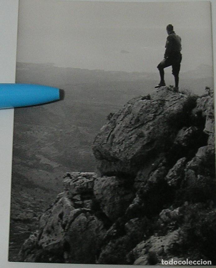 Fotograf&iacute;a antigua: ANTIGUA FOTO FOTOGRAFIA EN MITAD DE LA ESCALADA BENIDORM AL FONDO A&Ntilde;O 1964 (26-8)