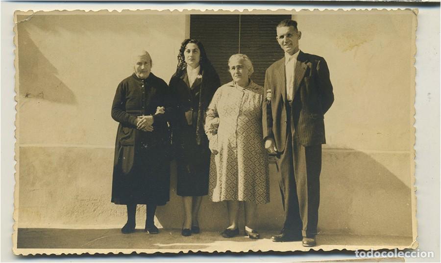 Fotograf&iacute;a antigua: ANTIGUA FOTOGRAFIA 1957 FAMILIA ABUELAS Y MUJER CON MANTILLA