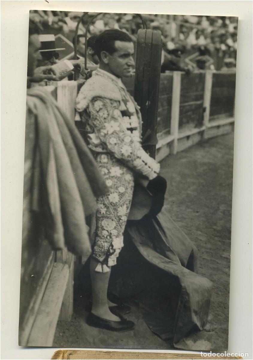 Fotograf&iacute;a antigua: ANTIGUA FOTOGRAFIA TORERO CON CAPOTE JUNTO A LAS TABLAS A IDENTIFICAR