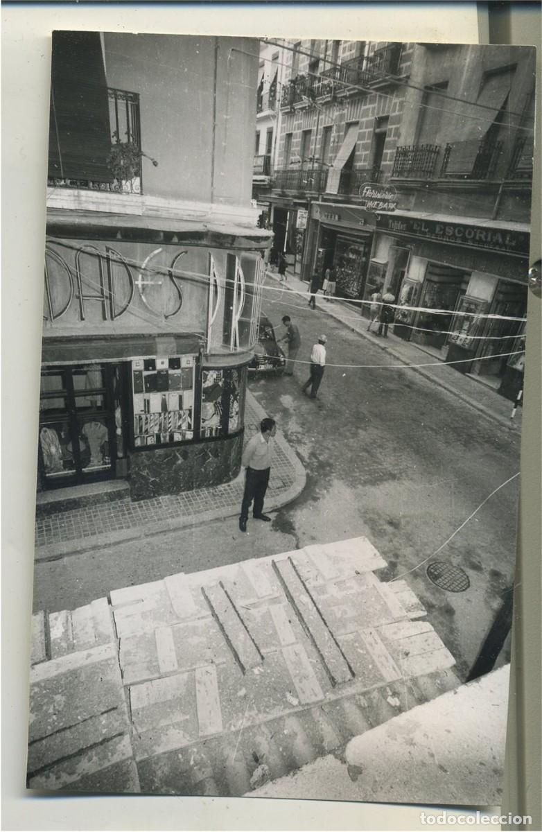 Fotograf&iacute;a antigua: ANTIGUA FOTOGRAFIA ESQUINA DE ALICANTE CON COMERCIOS TEJIDOS EL ESCORIAL