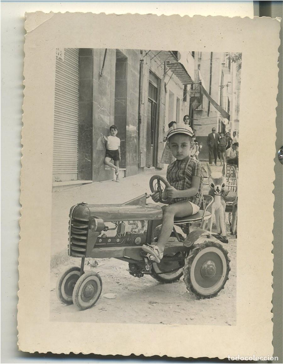 Fotograf&iacute;a antigua: ANTIGUA FOTOGRAF&Iacute;A NI&Ntilde;O SUBIDO EN UN TRACTOR DE JUGUETE