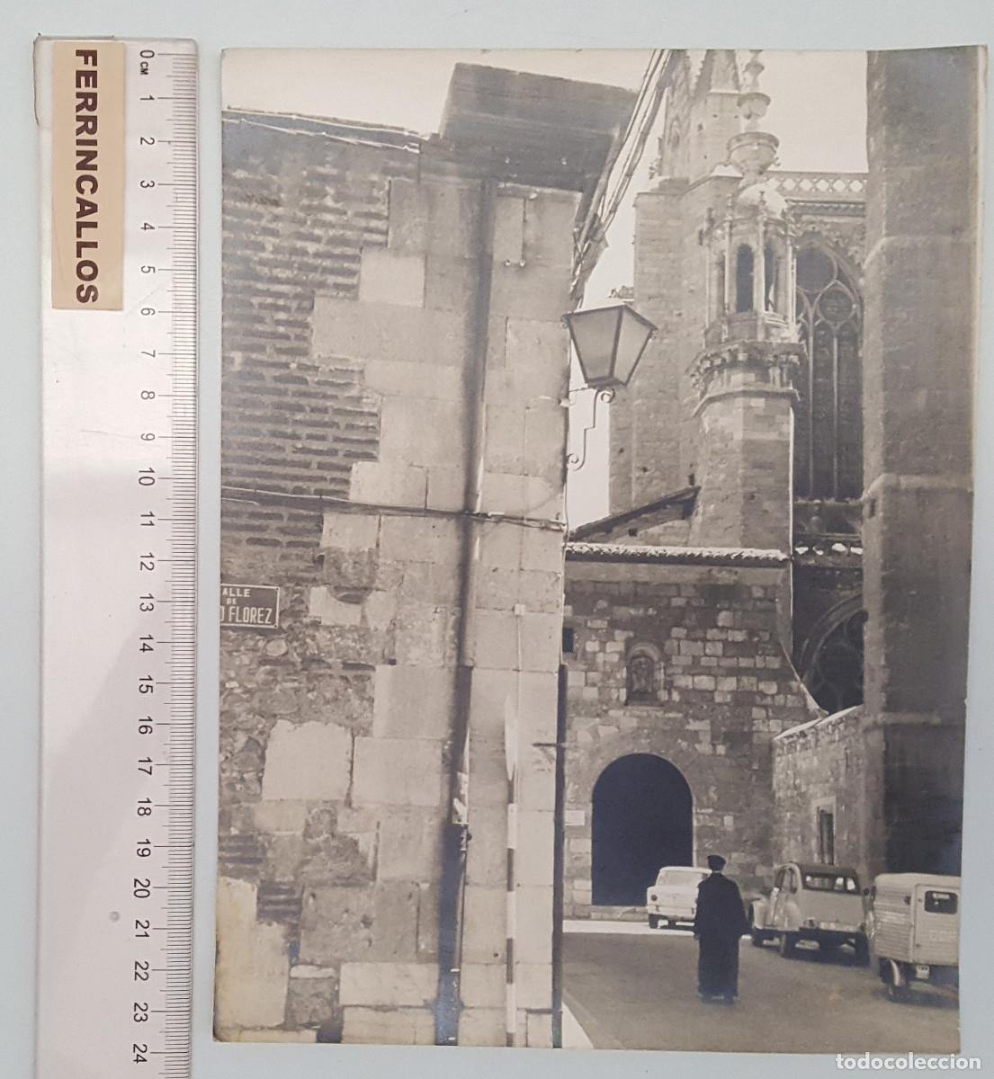 Fotograf&iacute;a antigua: FOTO ORIGINAL CALLE PABLO FLOREZ, CATEDRAL DE LEON, VESPACAR, CITROEN 2CV, SIMCA 1000, A&Ntilde;OS 60 24x18