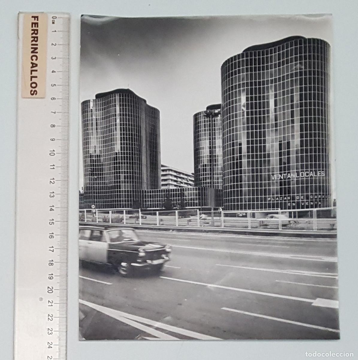 Fotograf&iacute;a antigua: FOTO EDIFICIOS TRADE BARCELONA ANUNCIANDO VENTA LOCALES, HACIA 1969, 24X18 CM, SEAT 1400 1500 TAXI