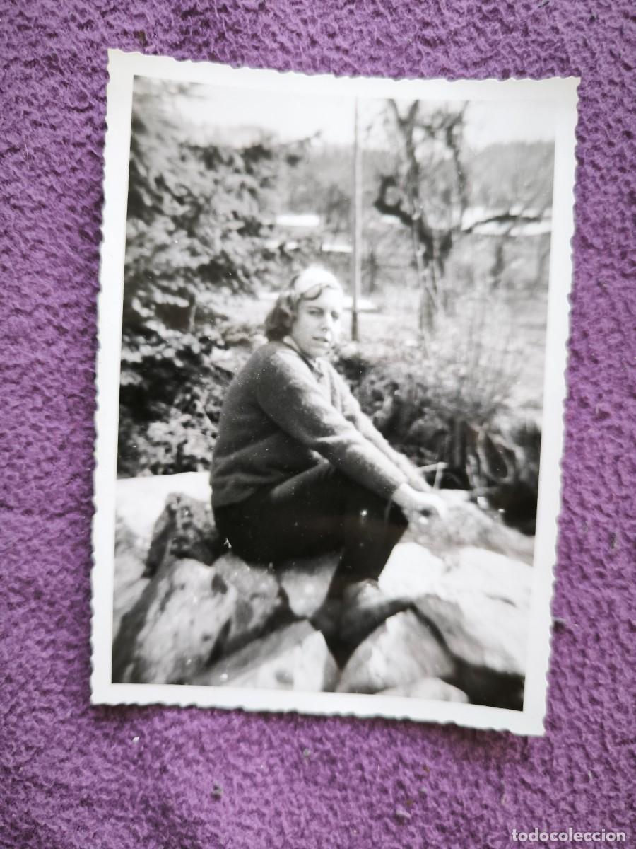 Fotograf&iacute;a antigua: Antigua Fotograf&iacute;a Original B/N &ndash; Joven Sobre Rocas En Paisaje Boscoso &ndash; Retrato Vintage